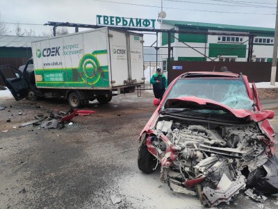 На улице Макарова в Твери столкнулись два автомобиля, один человек ранен - Новости ТИА