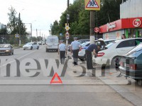 Нелепое ДТП в Твери: водитель маршрутки не заметил "Мерседес" и человека на парковке - Новости ТИА
