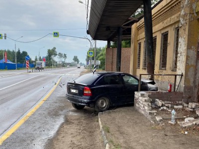 В Тверской области машина врезалась в здание контрольного пункта милиции - Новости ТИА