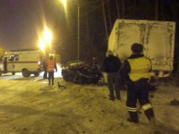Под Тверью ВАЗ вылетел на встречку и столкнулся с грузовиком, пять человек погибли - Новости ТИА