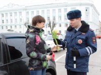 В Твери инспекторы ГИБДД поздравляли женщин за рулём с наступающим 8 Марта - Новости ТИА