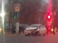 В Твери столкнулись два автомобиля, движение на перекрёстке Склизкова и Волоколамки затруднено - Новости ТИА