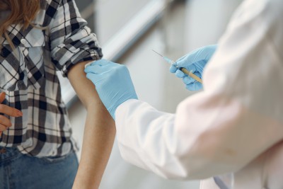 В Минздраве РФ сообщили о том, как подростки переносят прививки от ковида - Новости ТИА