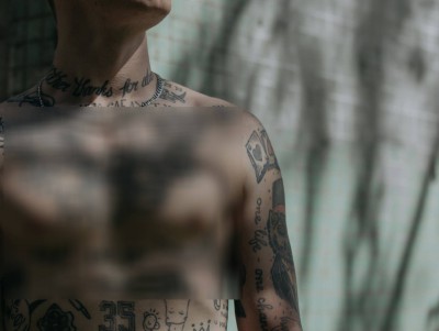 В СИЗО Ржева мужчина хвастался запрещёнными татуировками - Новости ТИА