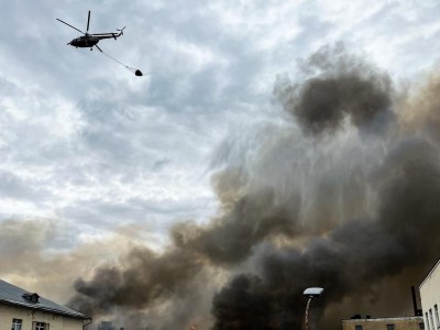 На горящее здание НИИ-2 в Твери воду с вертолётов вылили уже 17 раз - Новости ТИА