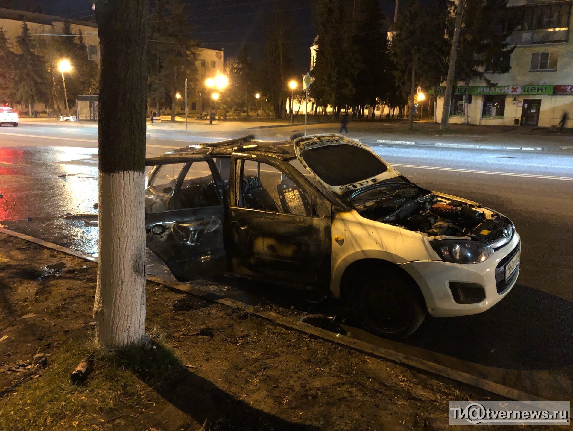 В Твери загорелась на ходу и сгорела машина | 26.04.2020 | Тверь -  БезФормата