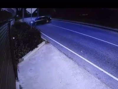 На камеру попала авария, в которой водитель протаранил ворота жилого дома  - новости ТИА