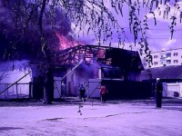 В Тверской области из-за пожара в "Газели" сгорел дом. 40-летний мужчина получил ожоги, вытаскивая из огня жену и дочь - Новости ТИА