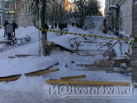 В центре Твери снег обрушил деревянный навес - новости ТИА