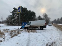 Под Тверью водитель фургона протаранил остановку, пострадала женщина - Новости ТИА