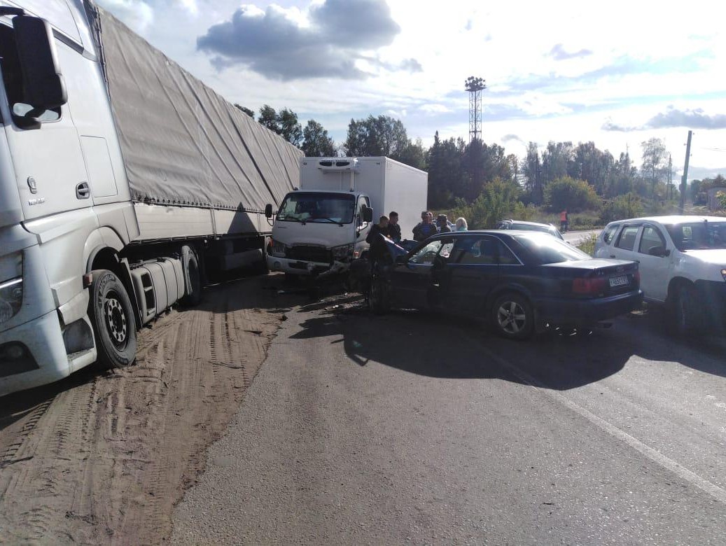 Пьяный водитель на Audi врезался в грузовик | 14.09.2021 | Тверь -  БезФормата