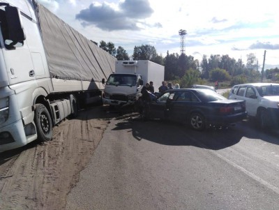 Пьяный водитель на Audi врезался в грузовик - Новости ТИА