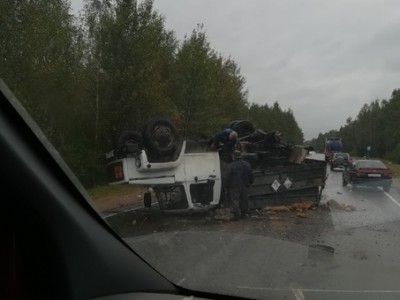 Под Тверью на трассе перевернулся грузовик - Новости ТИА