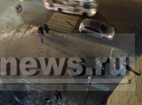 В Твери автомобиль вылетел на тротуар рядом с пешеходным переходом. Видео момента столкновения. - Народные Новости ТИА