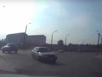 В сети появилось видео лобового столкновения двух иномарок на Восточном мосту в Твери - Новости ТИА