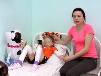 Маленькая тверичанка, упавшая в котлован с горячей водой, идёт на поправку - Новости ТИА