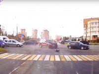 Момент столкновения двух иномарок на Октябрьском проспекте попал на видео - новости ТИА