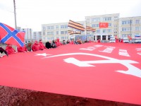 В Твери участники автопробега развернули масштабную копию Знамени Победы, площадью 200 квадратных метров - Новости ТИА