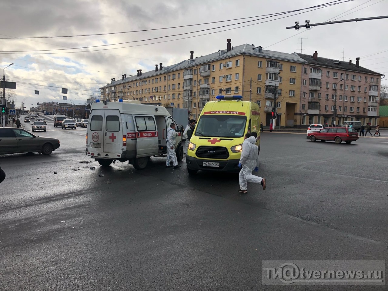 В Твери машина скорой помощи врезалась в иномарку | 05.11.2020 | Тверь -  БезФормата