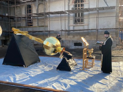 В Торжке освятили надкупольный крест Входоиерусалимского храма - новости ТИА