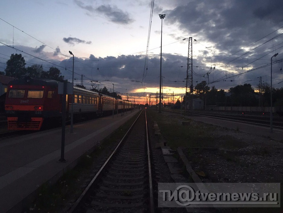 Электричка волочек тверь. Вышний Волочек поезда. Вокзал Вышний Волочек ночью. Станция Вышний Волочек ночь. Электричка Вышний Волочек.