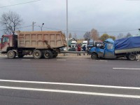 Мужчина погиб при столкновении "Газели" с самосвалом на трассе М-10 - Новости ТИА