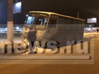 В Твери маршрутка протаранила сугроб и столб на остановке и пыталась скрыться с места ДТП - Новости ТИА