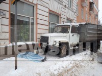 В Твери грузовик насмерть задавил на тротуаре женщину - Новости ТИА