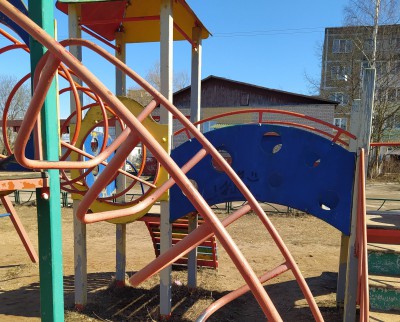 Прокуратура требует отремонтировать детскую площадку в Бологом - Новости ТИА
