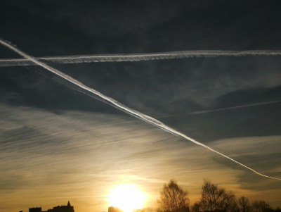 Эксперт объяснила долгое рассеивание следов самолётов в небе над Тверью - новости ТИА