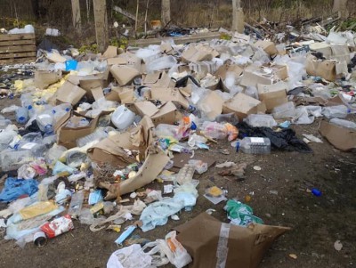 Под Тверью жители обнаружили свалку из отходов производства палёной водки - Новости ТИА
