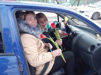 Сотрудники ГИБДД дарили автоледи цветы - Новости ТИА