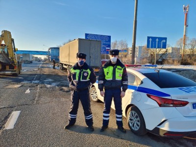 Тверские инспекторы ДПС помогли попавшему в аварию дальнобойщику - новости ТИА