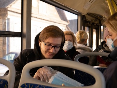 В общественном транспорте Твери вновь раздавали маски - новости ТИА