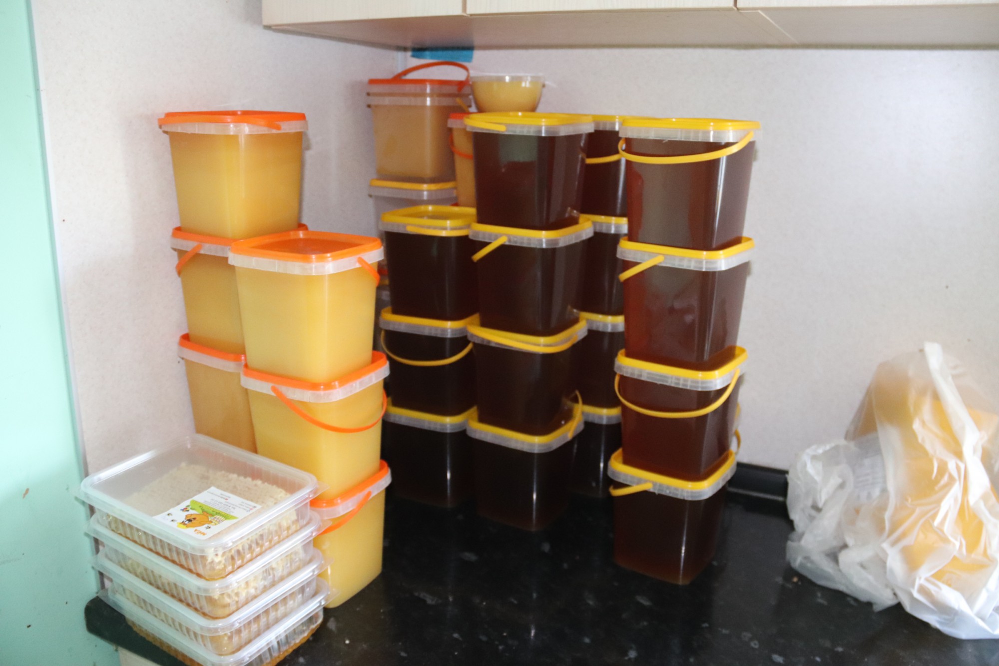 Как хранить мёд в сотах в домашних условиях правильно