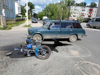 В Тверской области водитель авто не пропустил мотоцикл, пострадали два человека - Новости ТИА