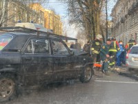 В центре Твери водителя зажало в искореженном автомобиле  - Новости ТИА