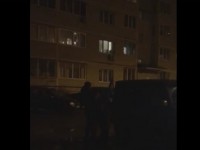 Во дворе жилого дома мужчина стрелял из автомата - Новости ТИА
