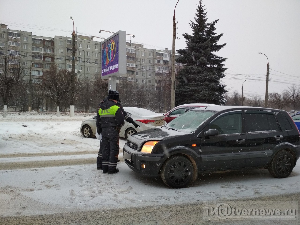 В Твери на скользкой дороге водитель не смог затормозить и сбил пешехода -  ТИА