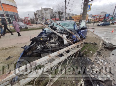 В Твери столкнулись два автомобиля: водители с травмами и машины в хлам  - Новости ТИА