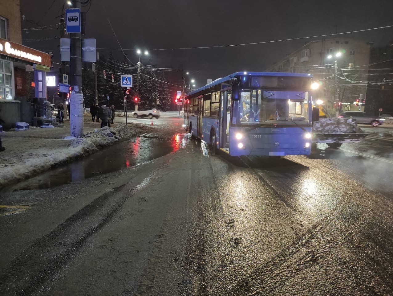 На перекрестке в Твери автобус сбил женщину | 14.12.2021 | Тверь -  БезФормата