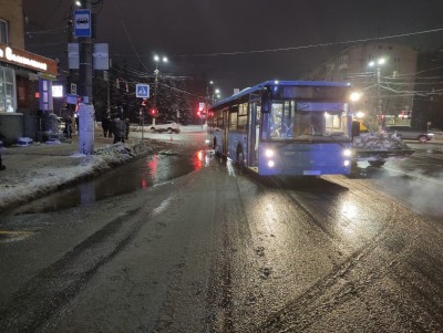 На перекрестке в Твери автобус сбил женщину - Новости ТИА