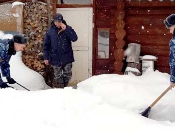 Сотрудники УФСИН расчистили пенсионеру дом от снега - Новости ТИА
