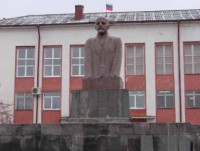 Самый странный памятник Ленину в Рамешках планируют убрать с центральной площади  - Новости ТИА