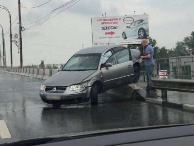 В Твери на мосту иномарка повисла на ограждении - новости ТИА