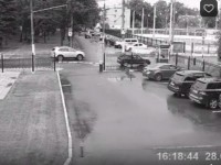 Камера наблюдения сняла, как женщина в Твери снесла шлагбаум и протаранила две машины - новости ТИА