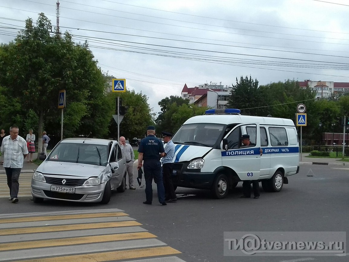 В Твери учебный автомобиль столнкулся с полицейской ГАЗелью: в ДТП серьёзно  пострадала ученица автошколы