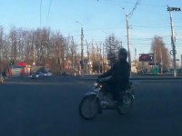 В Твери мотоциклист, нарушая ПДД, чуть не попал под автомобиль - Новости ТИА