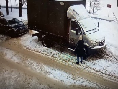 В Твери в соцсеть выложили видео, как женщина вешает пакет на машину - Новости ТИА