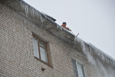 В Твери крыши очищают от сосулек - Новости ТИА